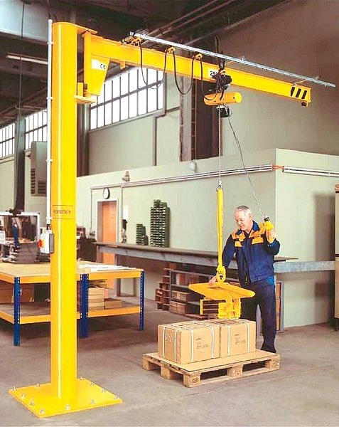 sloupový jeřáb s ramenem